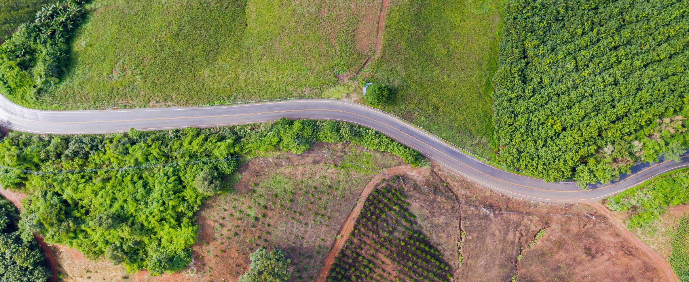 vista aerea della strada rurale in zona di campagna, vista da drone foto