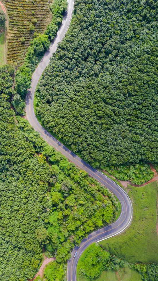 vista aerea della strada rurale in zona di campagna, vista da drone foto