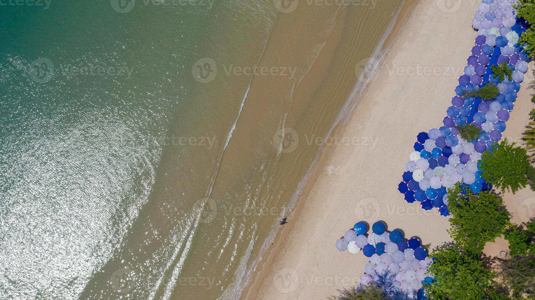 vista aerea superiore della bellissima spiaggia al mattino in Thailandia foto