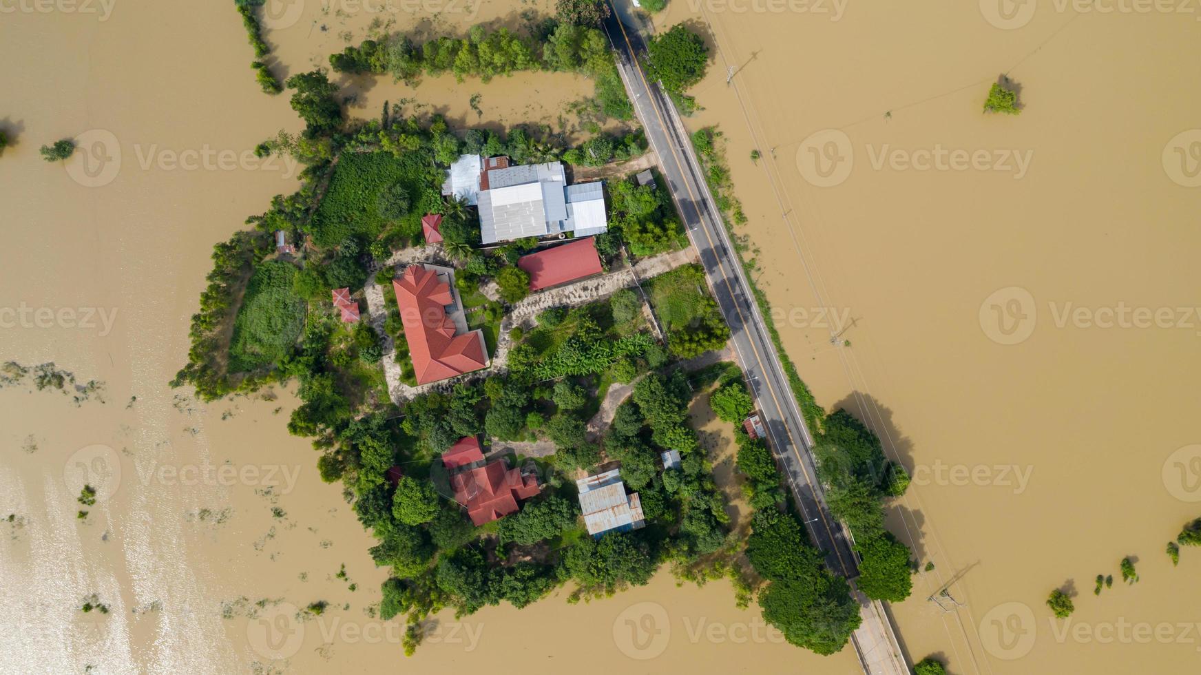 vista aerea dall'alto delle risaie allagate e del villaggio foto