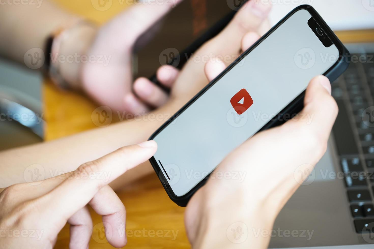 chiangmai, thailandia, 23 gennaio 2021 - persona che utilizza l'app youtube foto