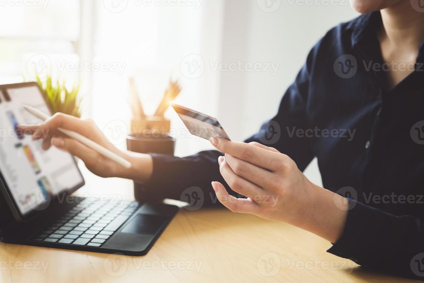 donna che paga in linea su un tablet foto