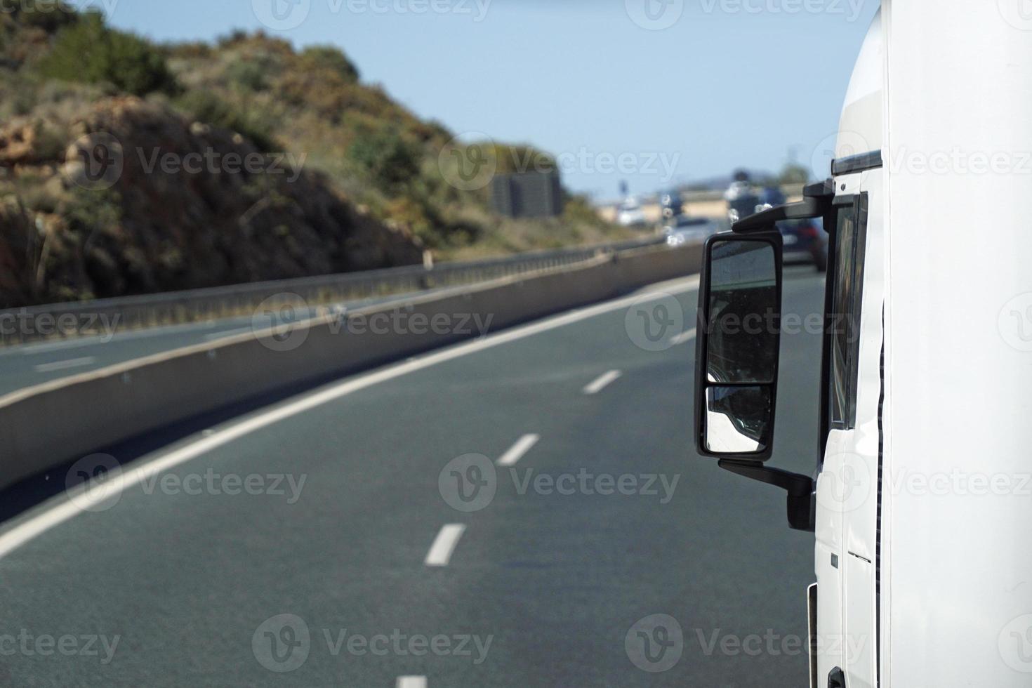 camion su un' strada - avvicinamento foto