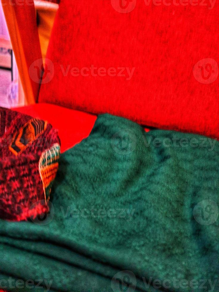 un' verde coperta su un' rosso sedia. foto