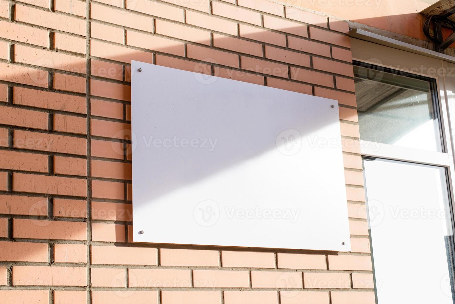 bianca rettangolo logo su mattone parete edificio esterno per modello design foto