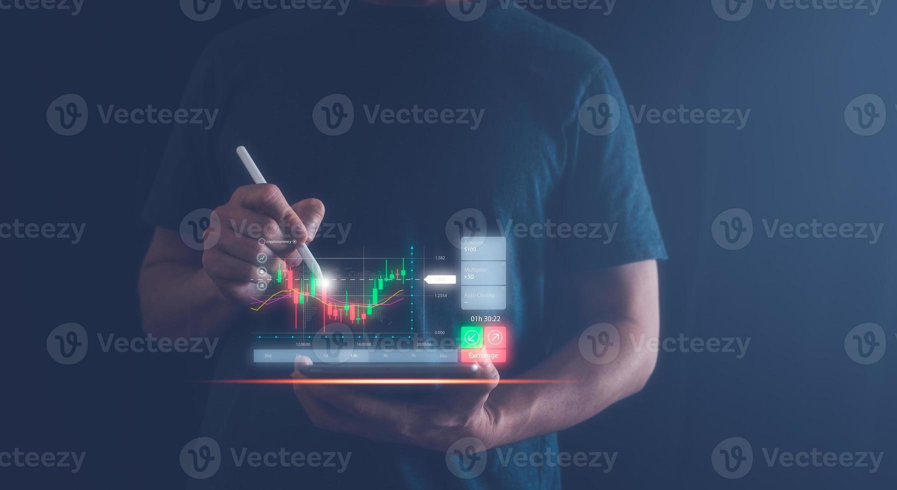 investimento concetto. uomo utilizzando tavoletta analizzando virtuale commercio grafico, criptovaluta azione mercato scambio foto