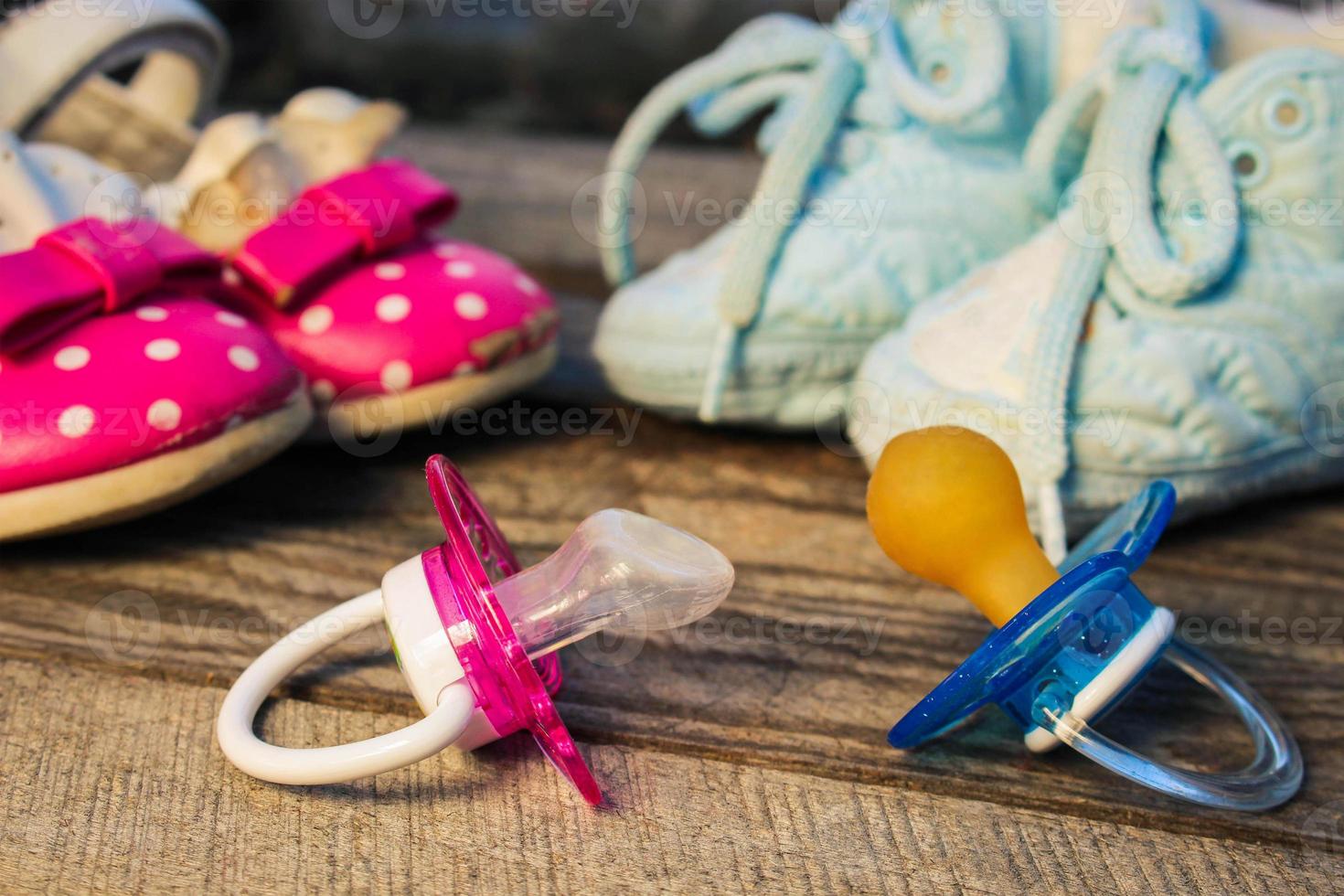 bambino scarpe e ciucci rosa e blu foto