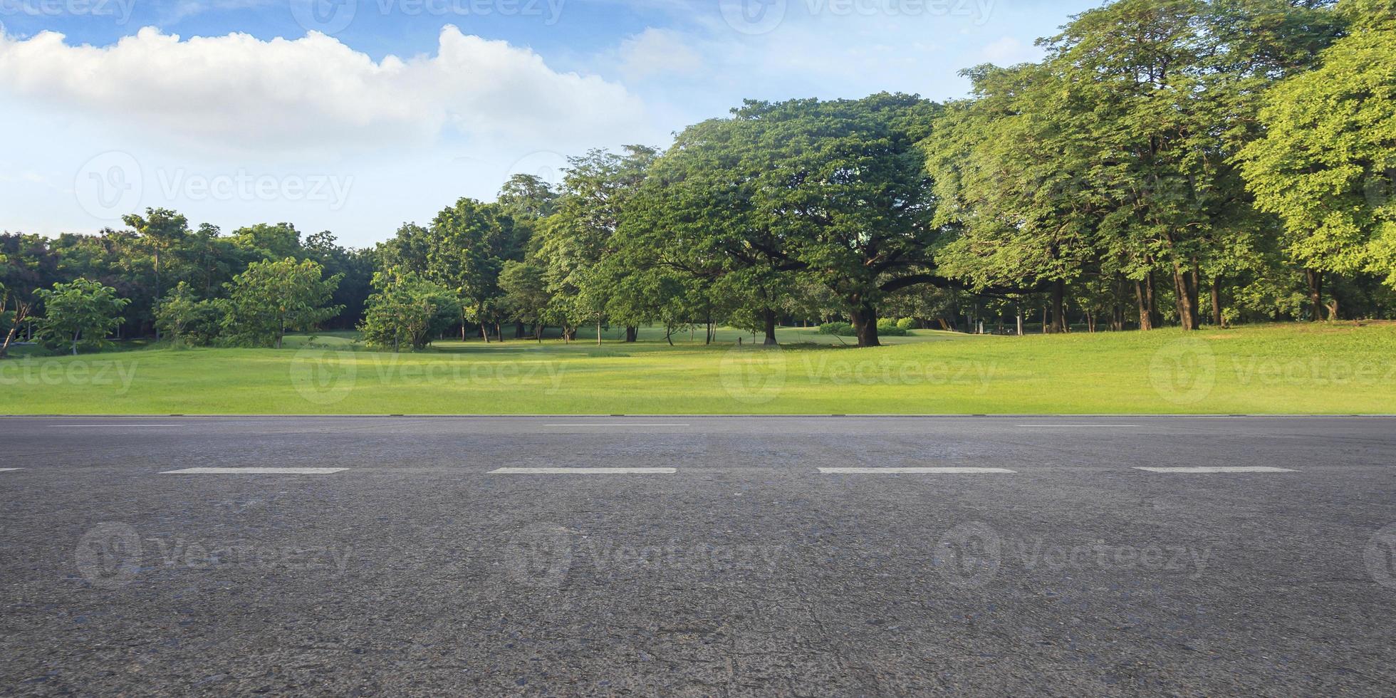 strada asfaltata autostrada vuota e bel cielo nel parco verde paesaggio foto