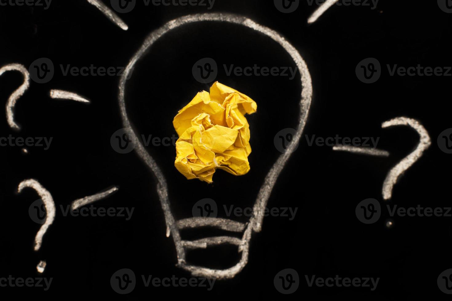 spiegazzato yelllow carta lightbulb come un' concetto creativo idea su un' lavagna sfondo foto