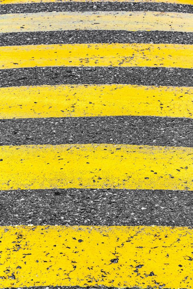 vecchio strada marcature per pedoni con giallo strisce. foto