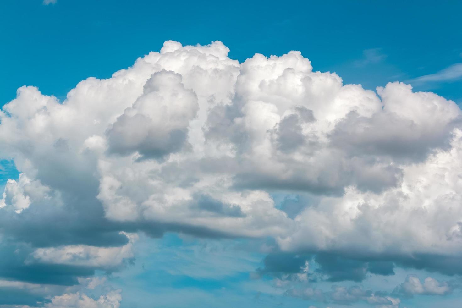 bianca cumulo nuvole contro il turchese cielo. foto