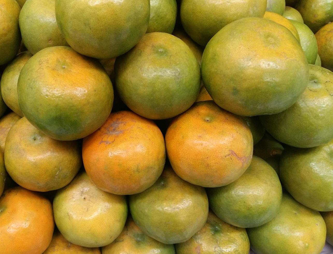 frutta arancione in vendita alla bancarella del mercato foto