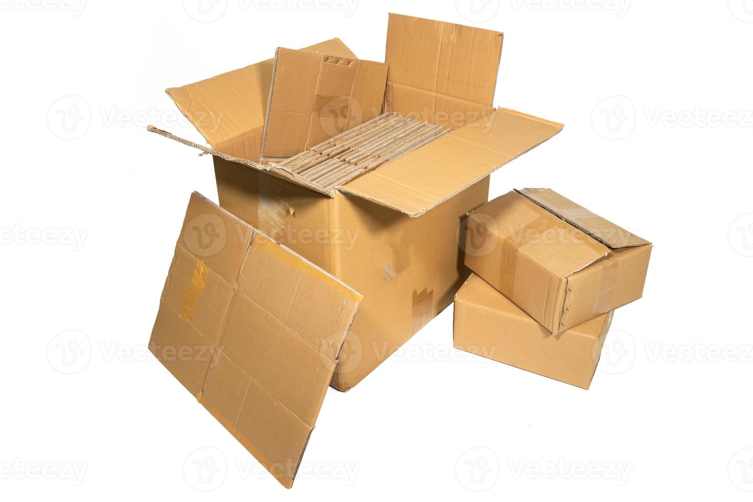 diverse scatole di cartone di diverse dimensioni isolate foto