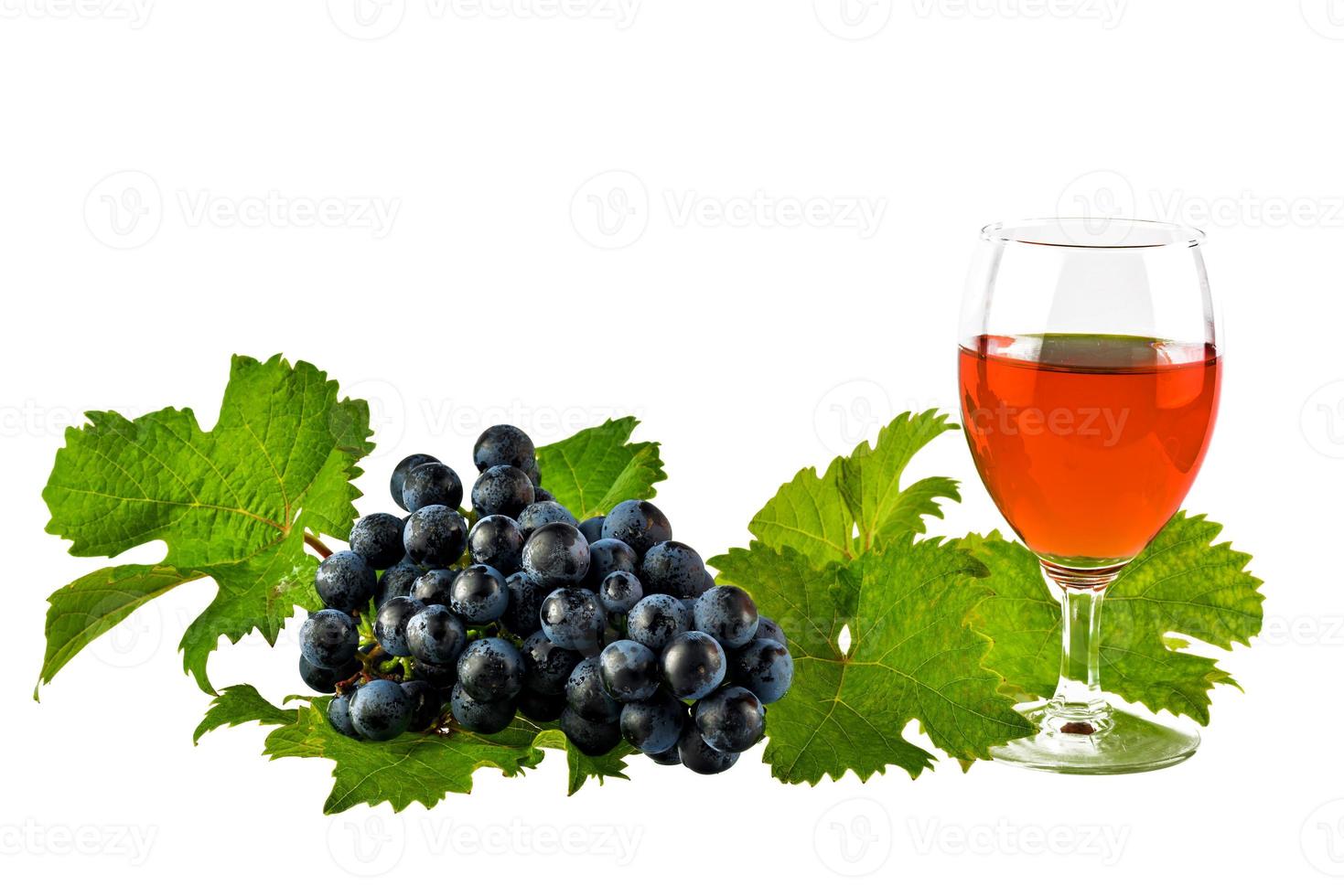 vino rosso con punte rosse e uva isolata on white foto