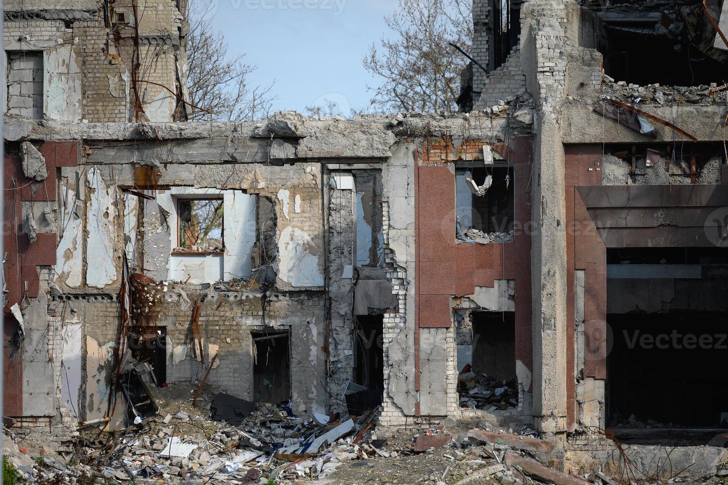 distrutto amministrativo edificio nel Ucraina, aprile 2023 foto