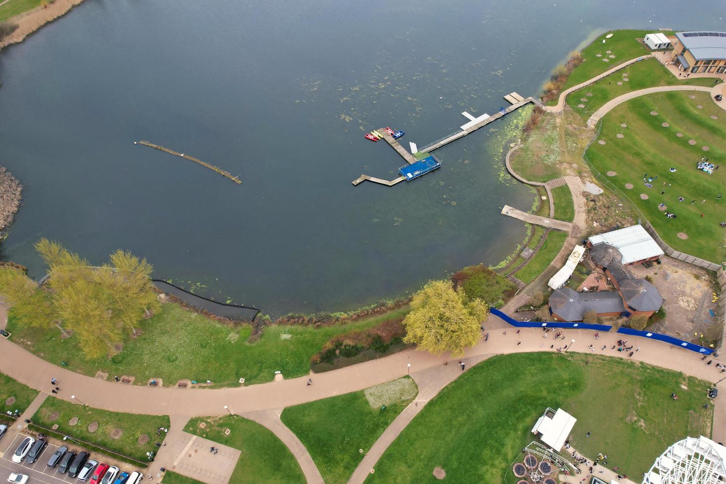 bellissimo Visualizza di volontà lago parco con Locale e turista pubblico godendo il bellezza di lago e parco di a piedi in giro con loro famiglie. metraggio era catturato su 09-aprile-2023 a Milton keynes UK foto