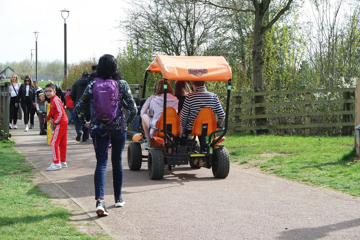 Basso angolo Visualizza di volontà lago parco con Locale e turista pubblico godendo il bellezza di lago e parco di a piedi in giro con loro famiglie. metraggio era catturato su 09-aprile-2023 a Milton keynes UK foto