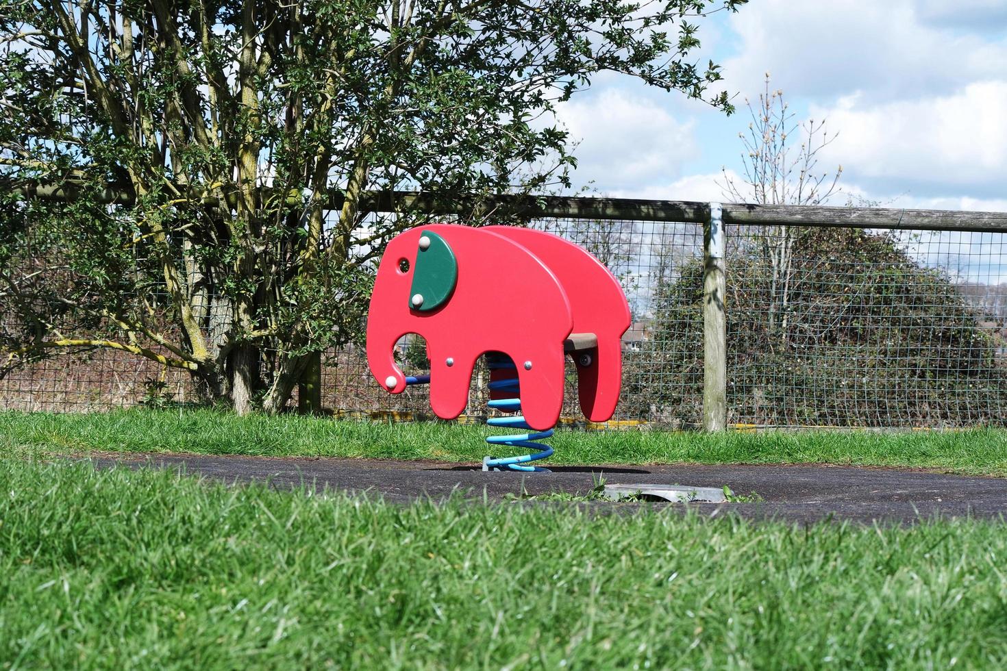 carino asiatico pakistano bambino ahmed mustafain haider è godendo il bellissimo soleggiato giorno a guerra pubblico parco di luton cittadina di Inghilterra UK. Immagine era catturato su 03-aprile-2023 foto