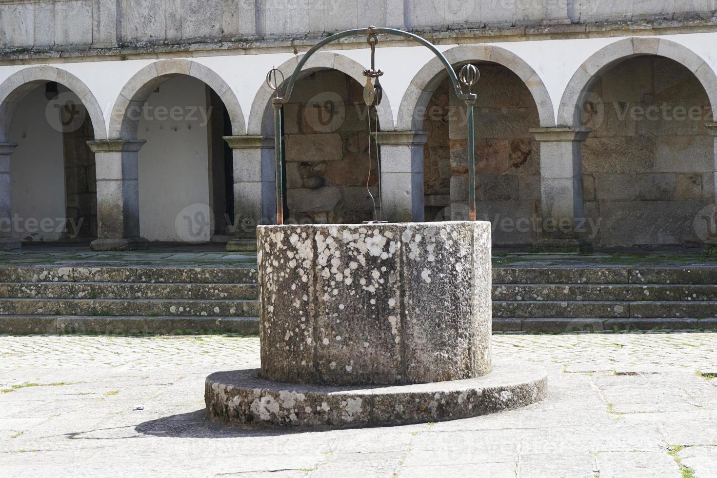 vecchio pietra acqua bene nel Camina, Portogallo foto