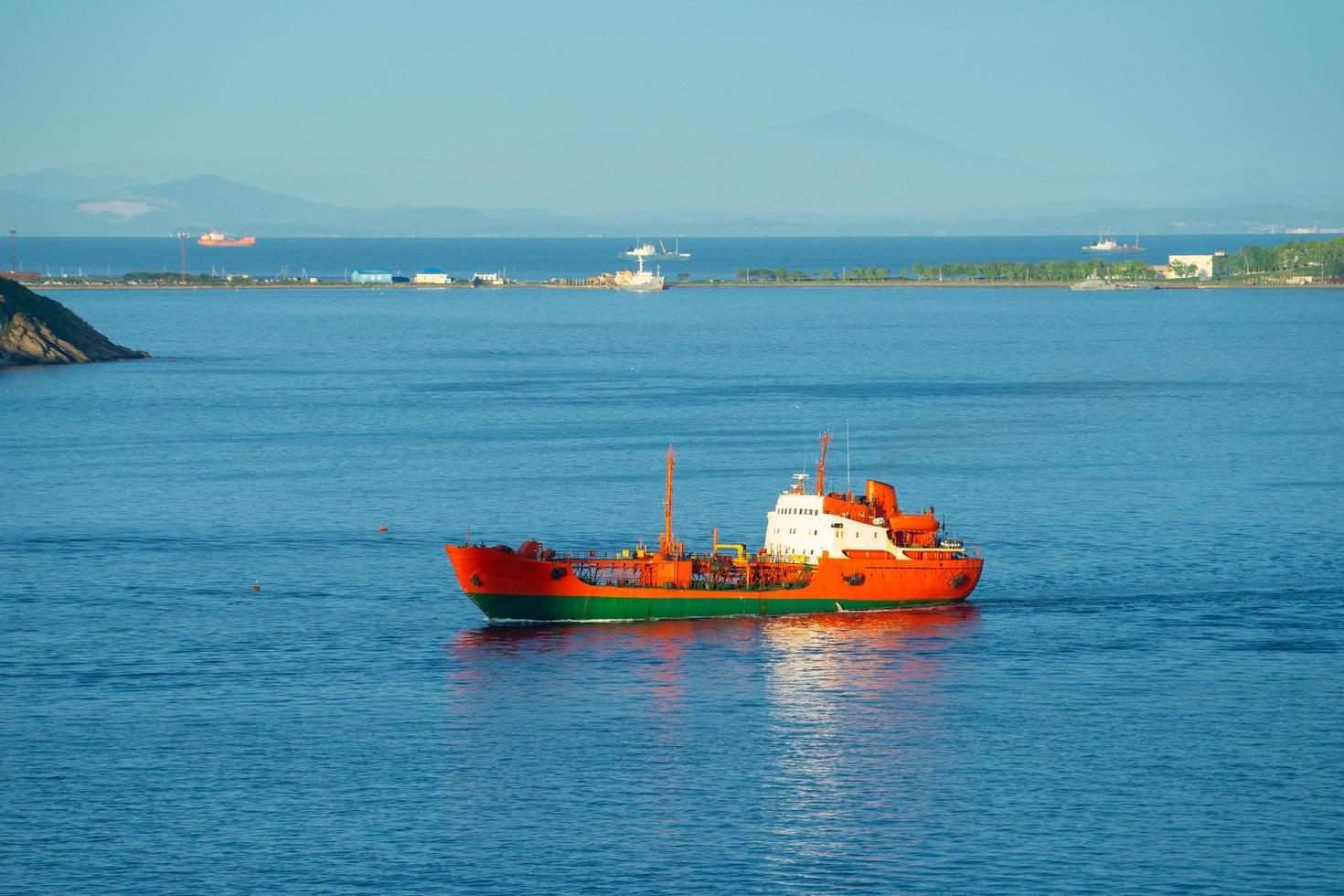 vista sul mare con vista sulla costa della città. foto