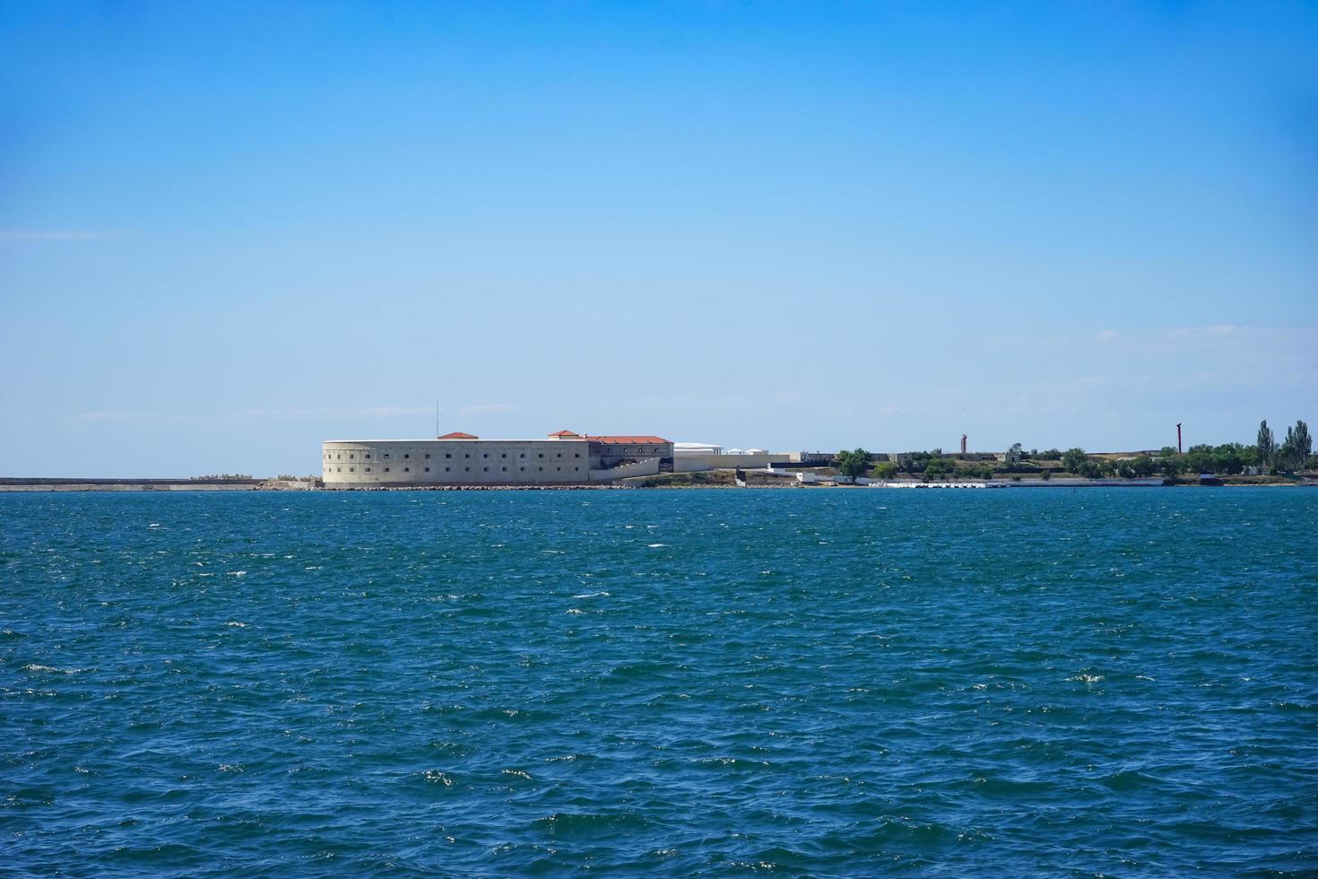 vista sul mare che domina le attrazioni dell'antica città storica. foto