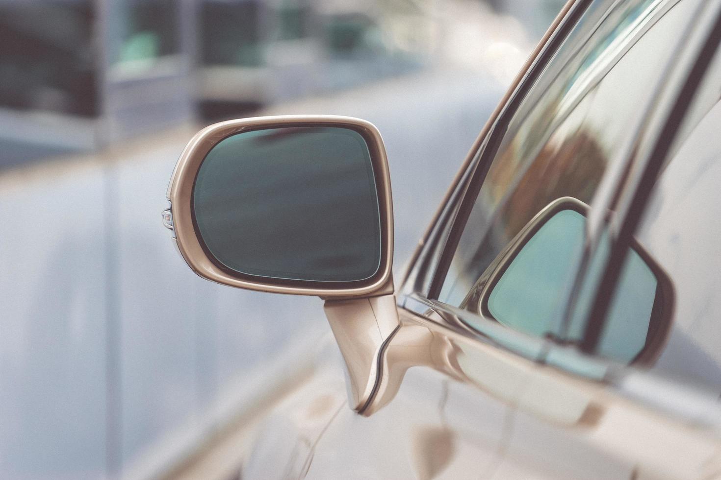 sfondo con parte auto e specchietto retrovisore. foto