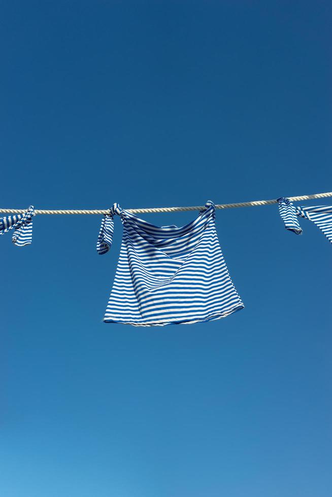 giubbotto da mare su una corda contro il cielo blu. foto