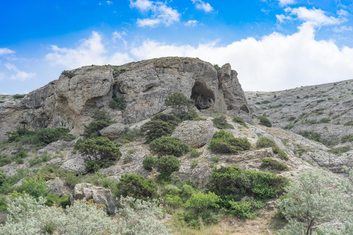 paesaggio naturale con rocce ricoperte foto