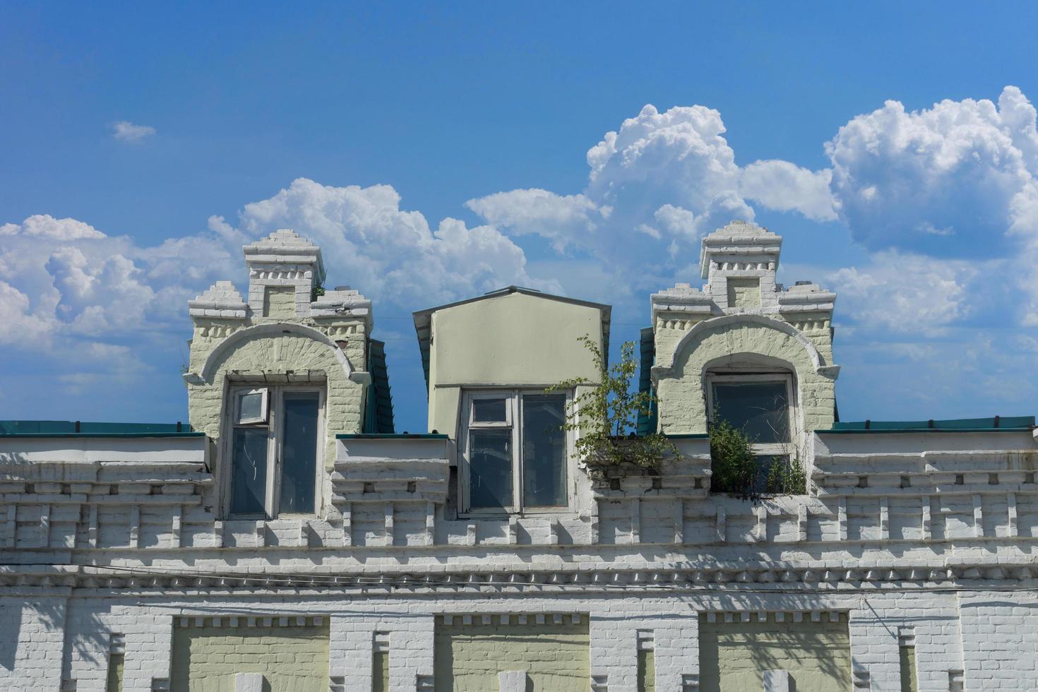 paesaggio urbano con un vecchio edificio contro un cielo blu. foto