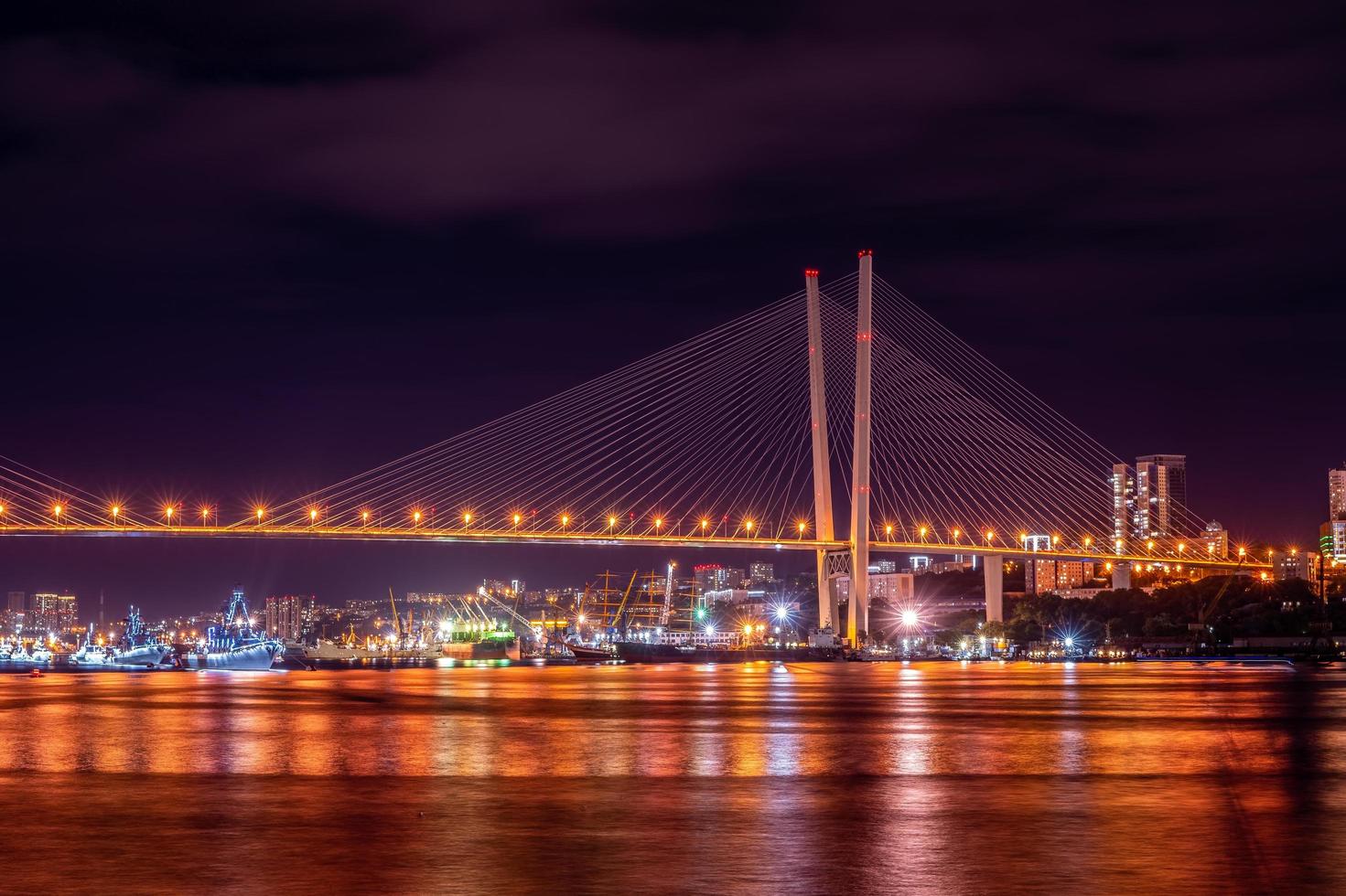 paesaggio notturno con vista sul ponte d'oro foto