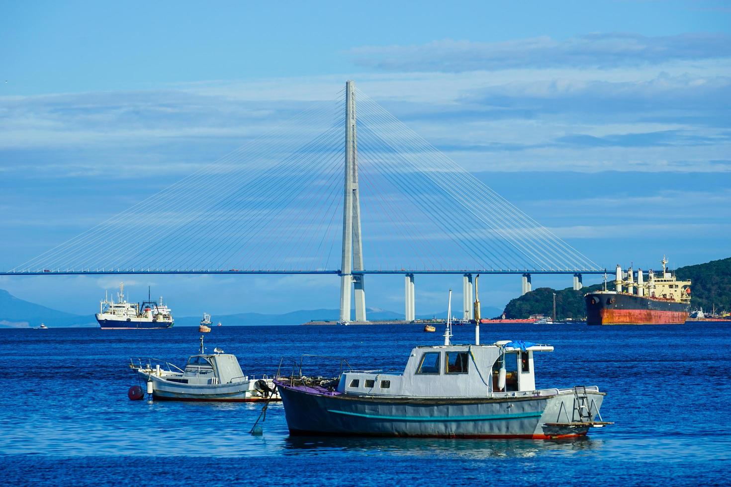 vista sul mare che domina il ponte russo e le navi. foto