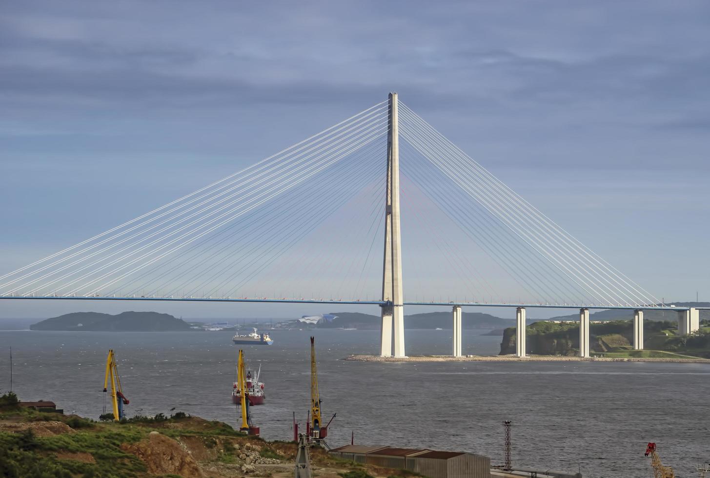 vista sul mare con vista sulla costruzione del ponte russo. foto