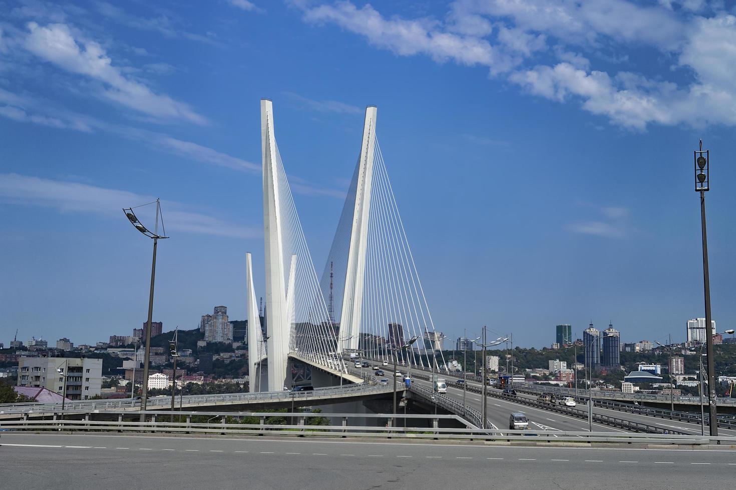 paesaggio urbano con vista sul ponte d'oro e sulla strada. foto