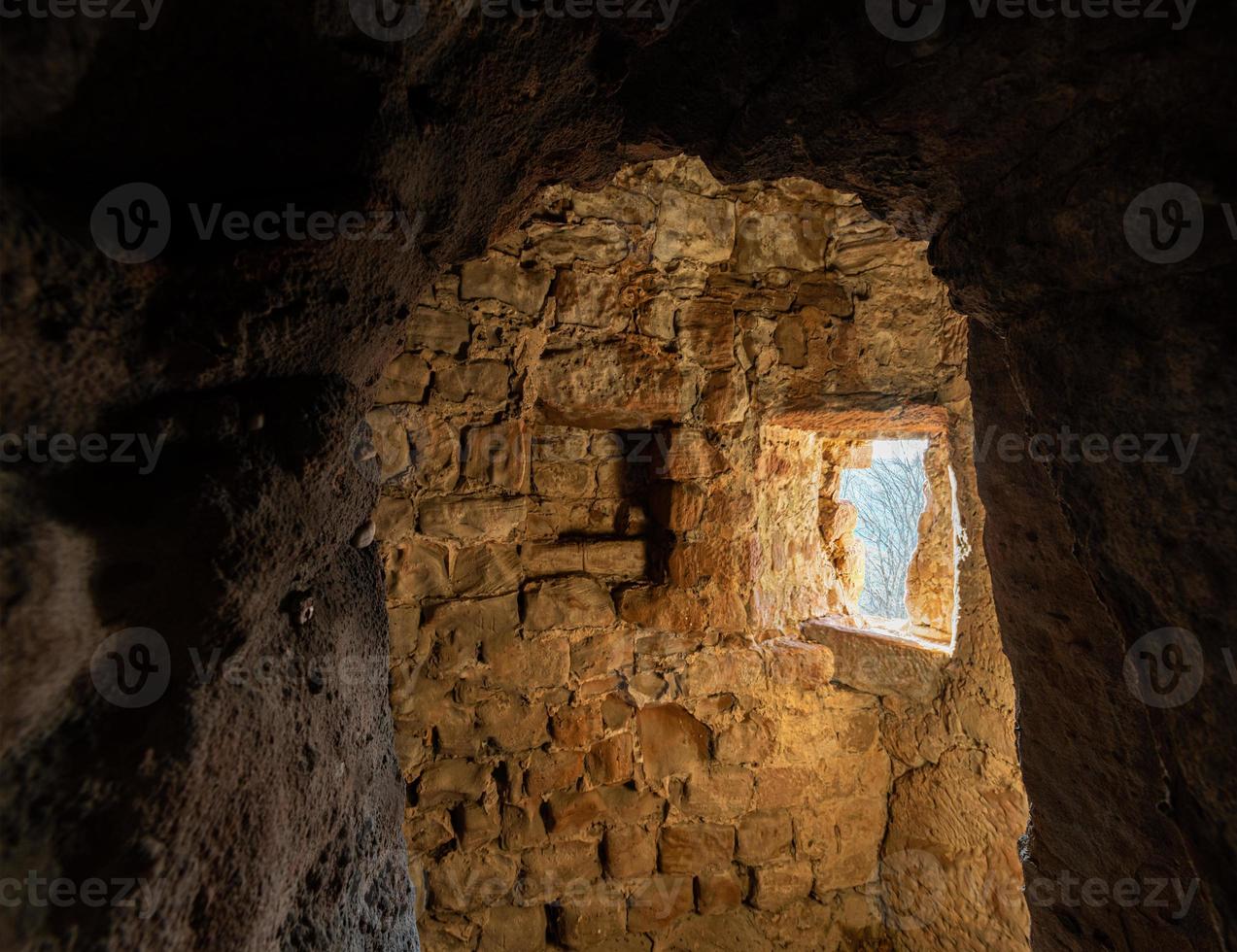 volta della cantina in arenaria rossa con lucente finestra foto