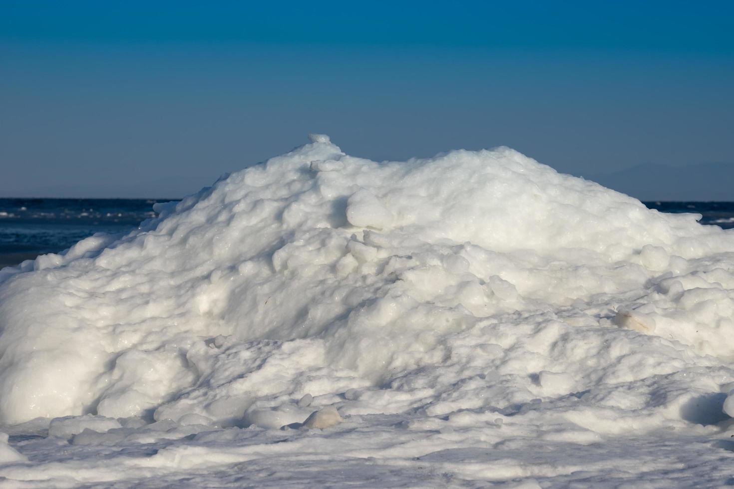 vista sul mare con costa in ghiaccio e neve foto
