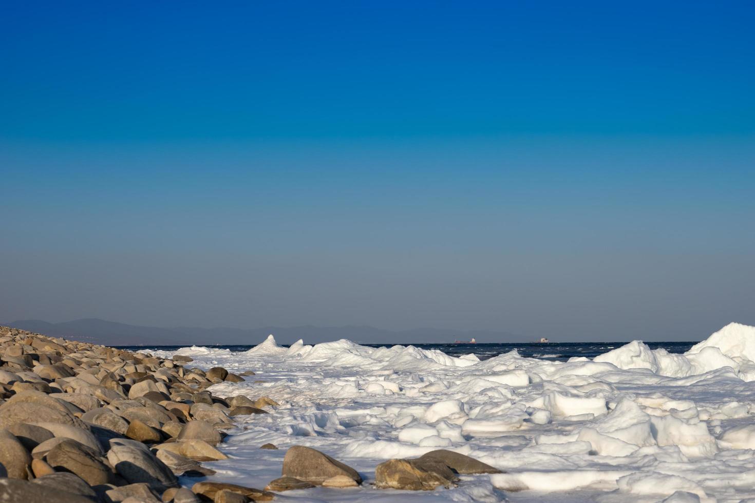 vista sul mare con costa in ghiaccio e neve foto