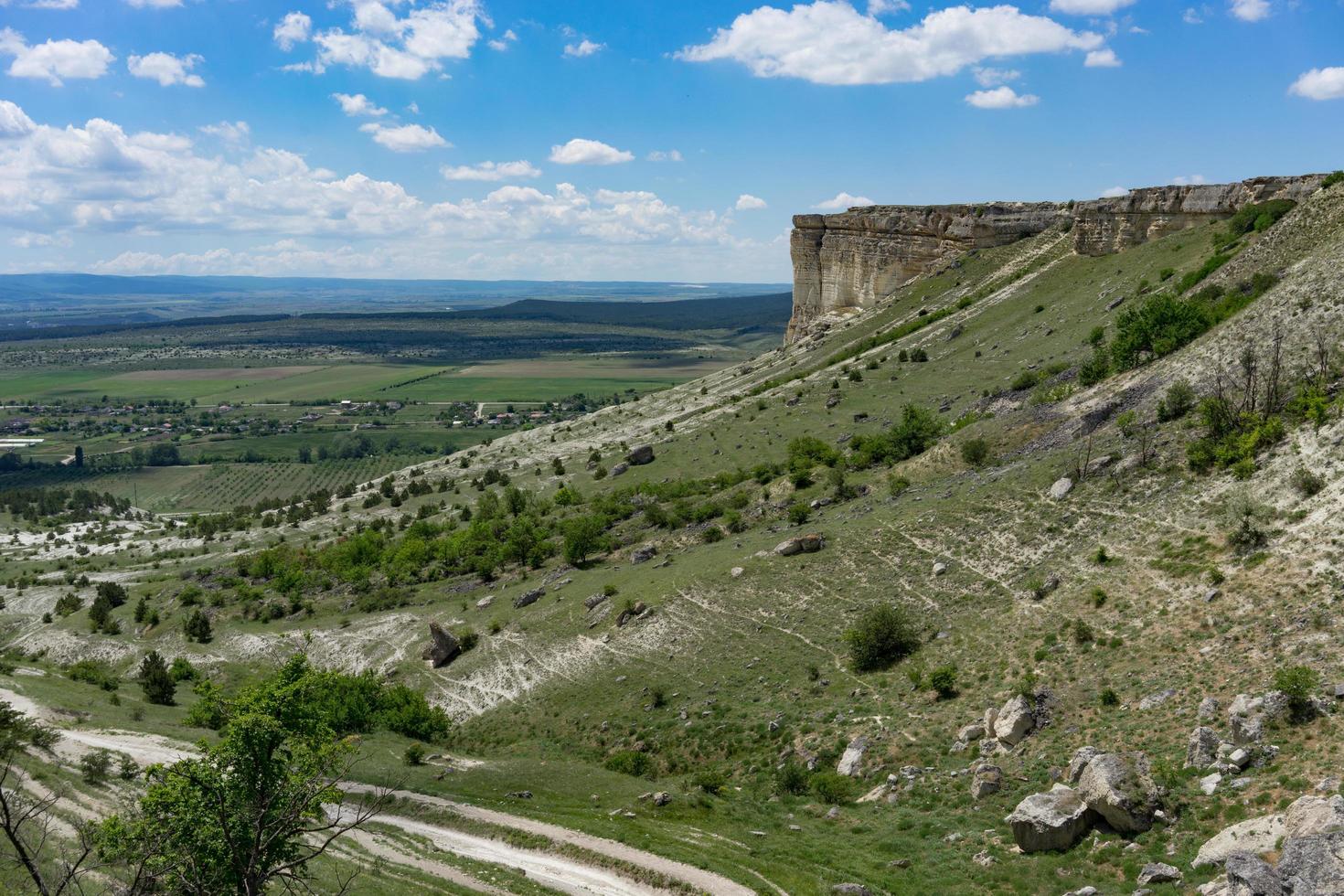 paesaggio di montagna con vista sulla montagna ak-kaya in crimea. foto