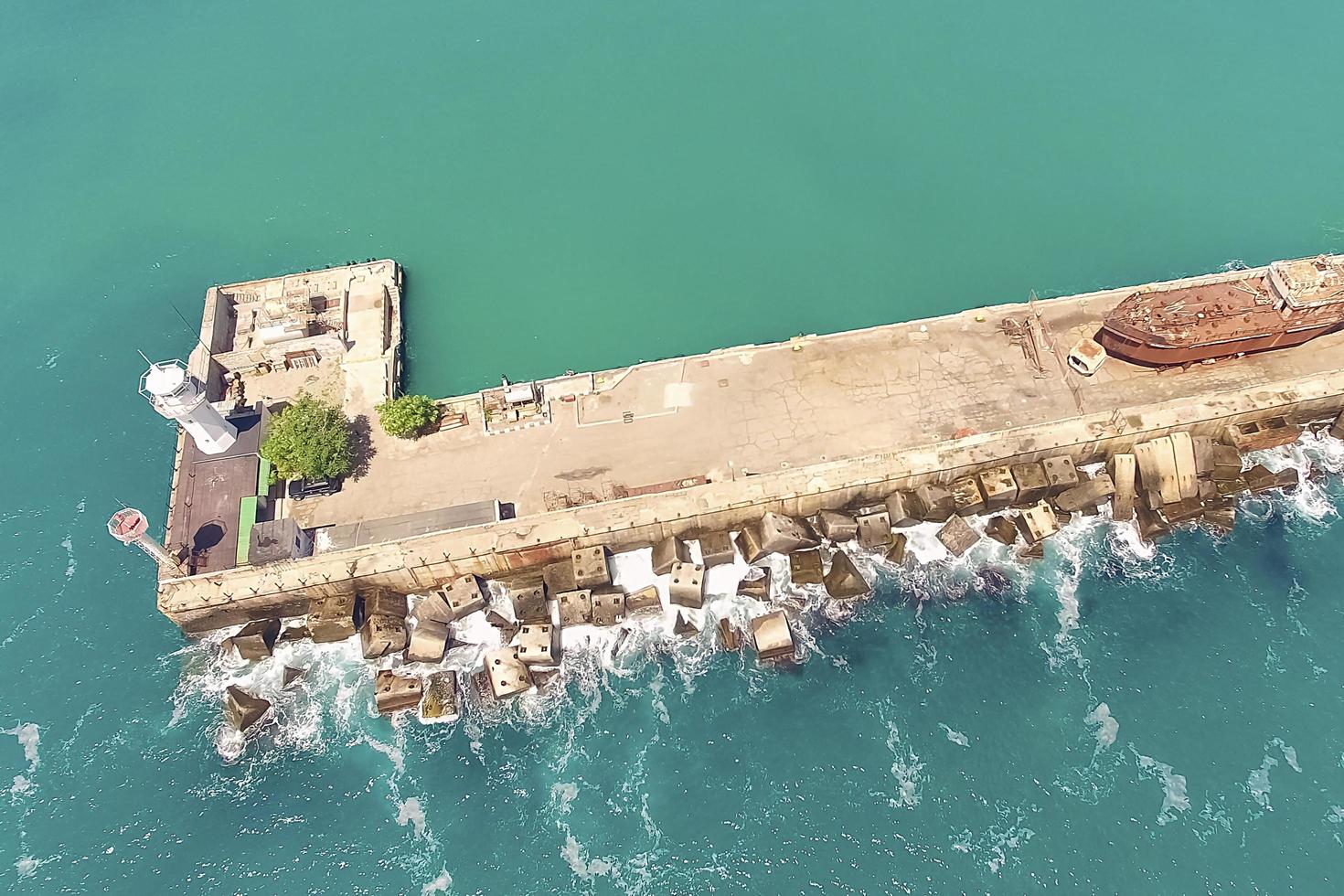 veduta aerea del paesaggio di mare con vista del faro. foto