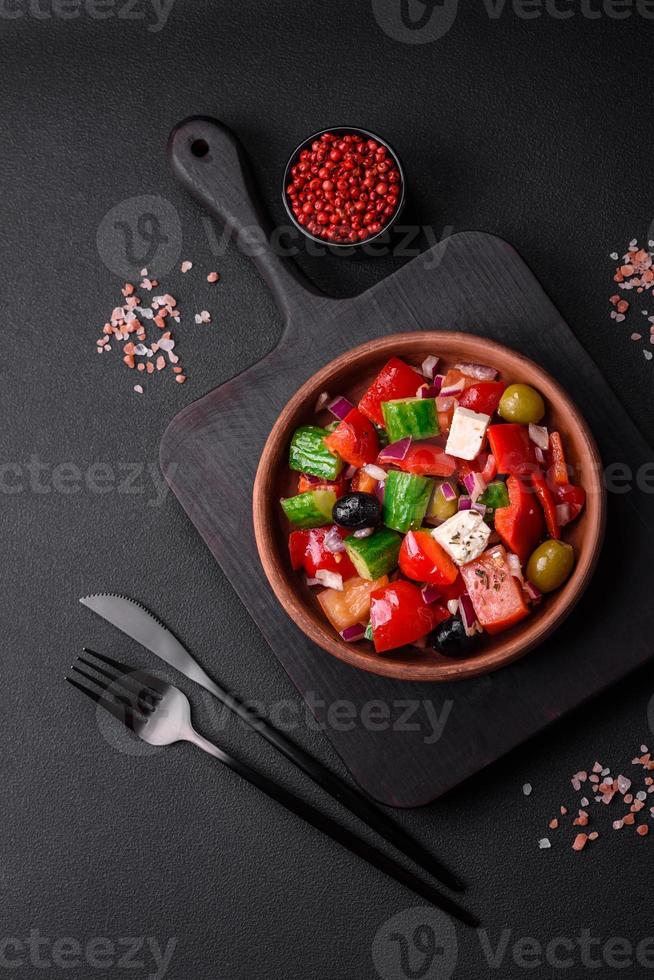 delizioso, fresco greco insalata con feta formaggio, olive, pomodori e cetrioli foto