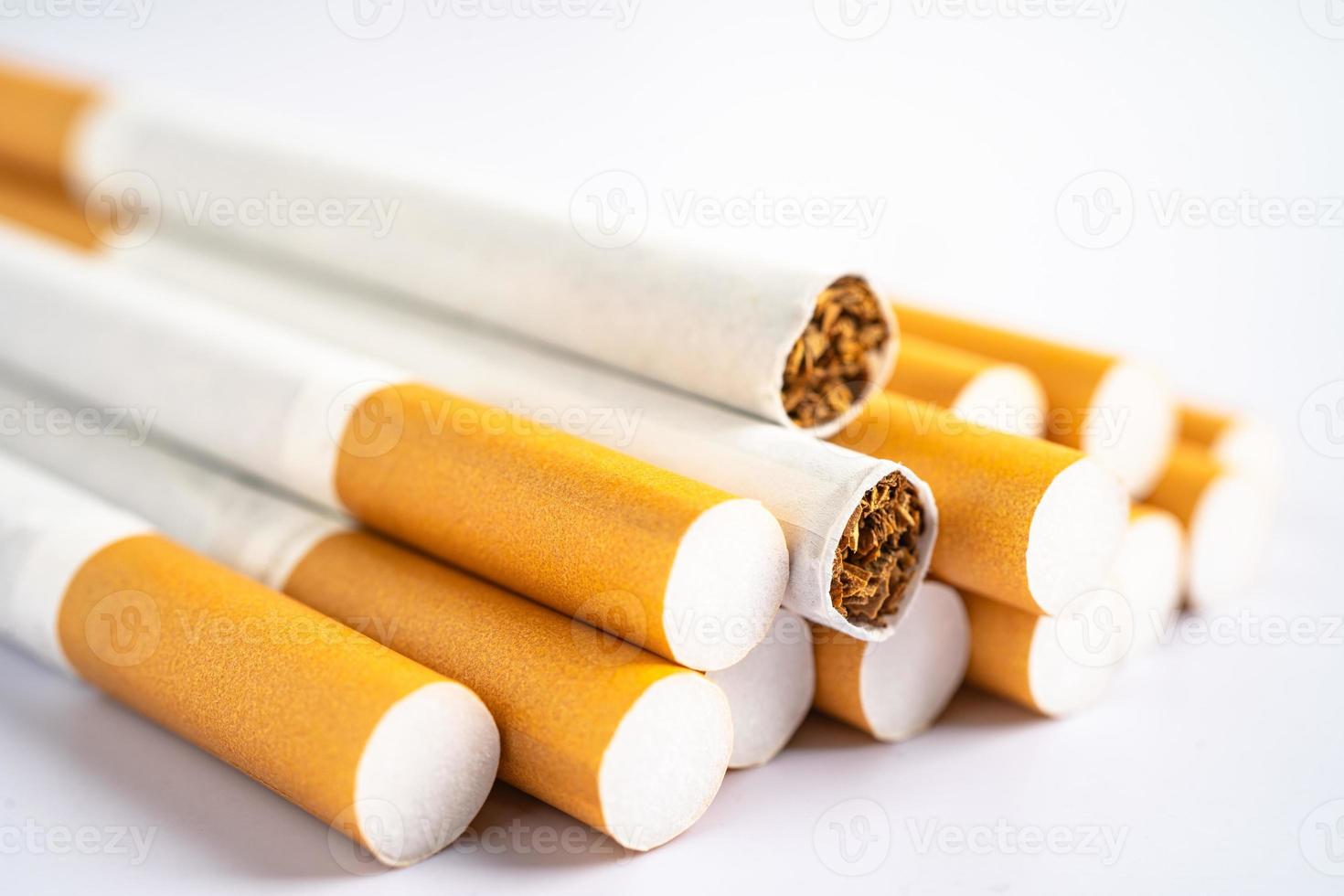 sigaretta, tabacco in carta in rotolo con tubo filtro, concetto non fumatori. foto