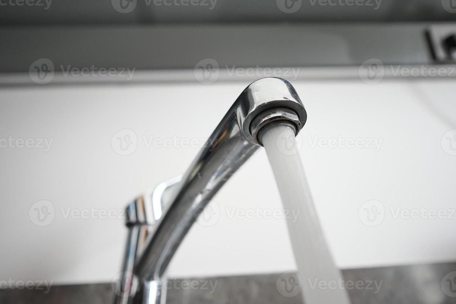 acqua scrosciante a partire dal un' rubinetto rubinetto lento movimento foto