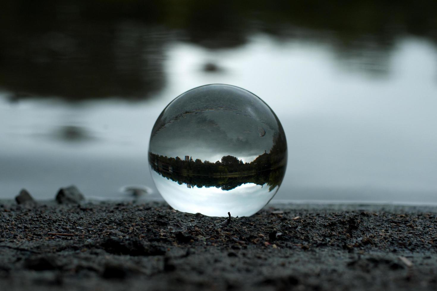 paesaggio visto attraverso la sfera della lente. foto