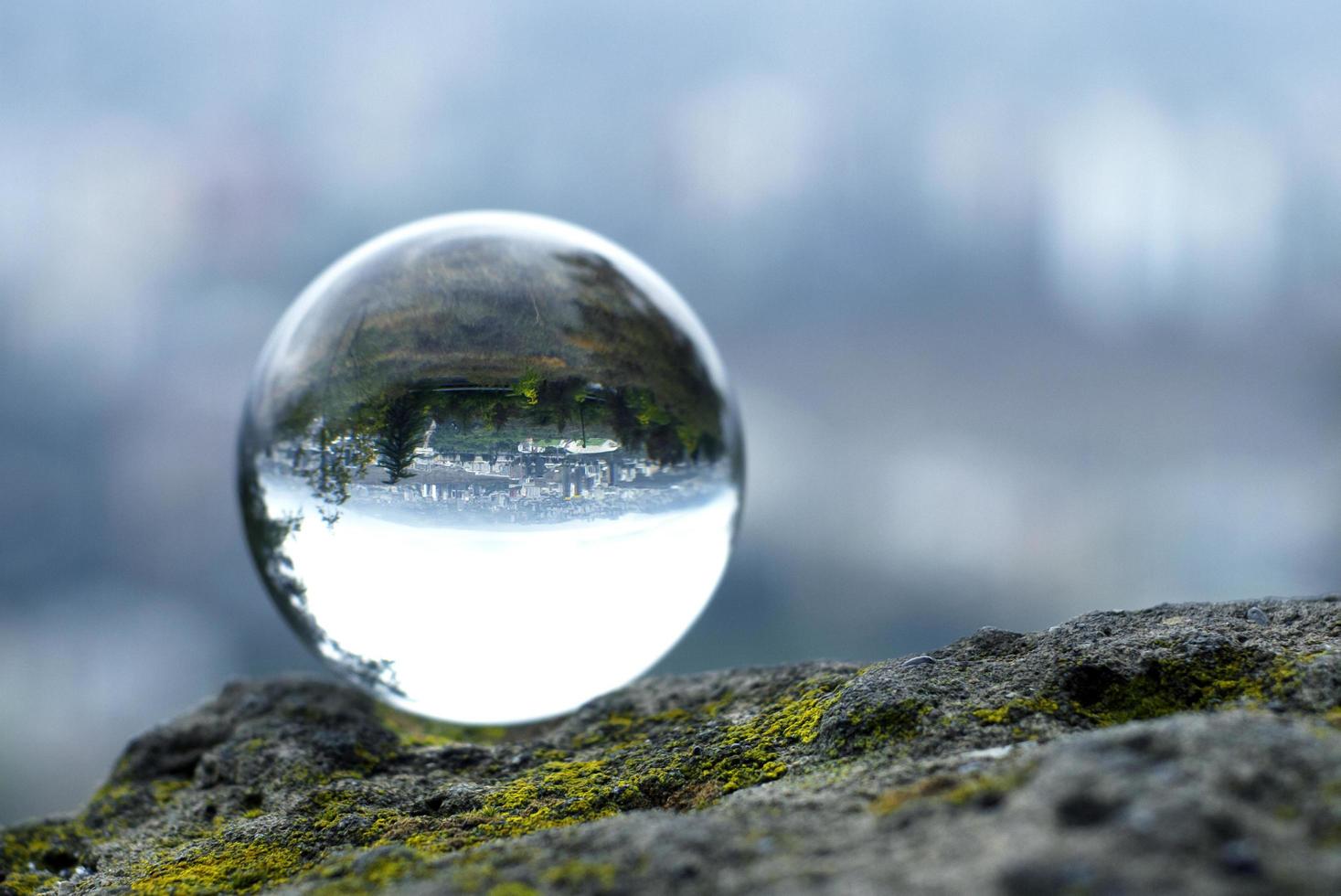 paesaggio visto attraverso la sfera della lente. foto