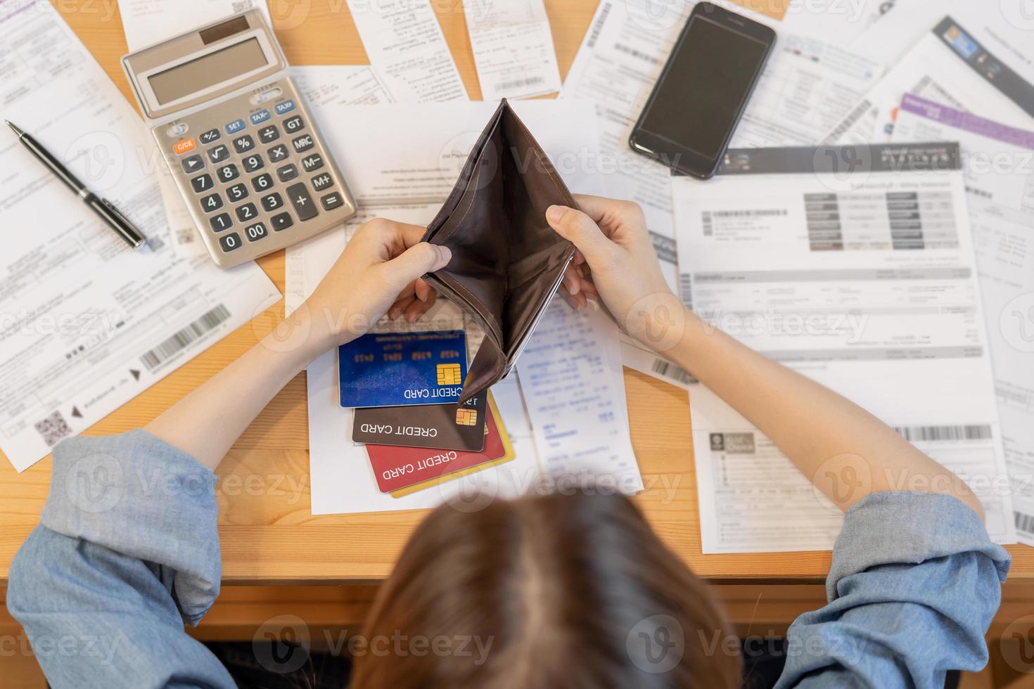 stressato, problema attività commerciale persona donna Tenere e Aperto vuoto portafoglio, borsa no avere i soldi per conto pagamento, credito carta prestito o spese. fallimento, fallito o debito finanziario, mutuo concetto. foto