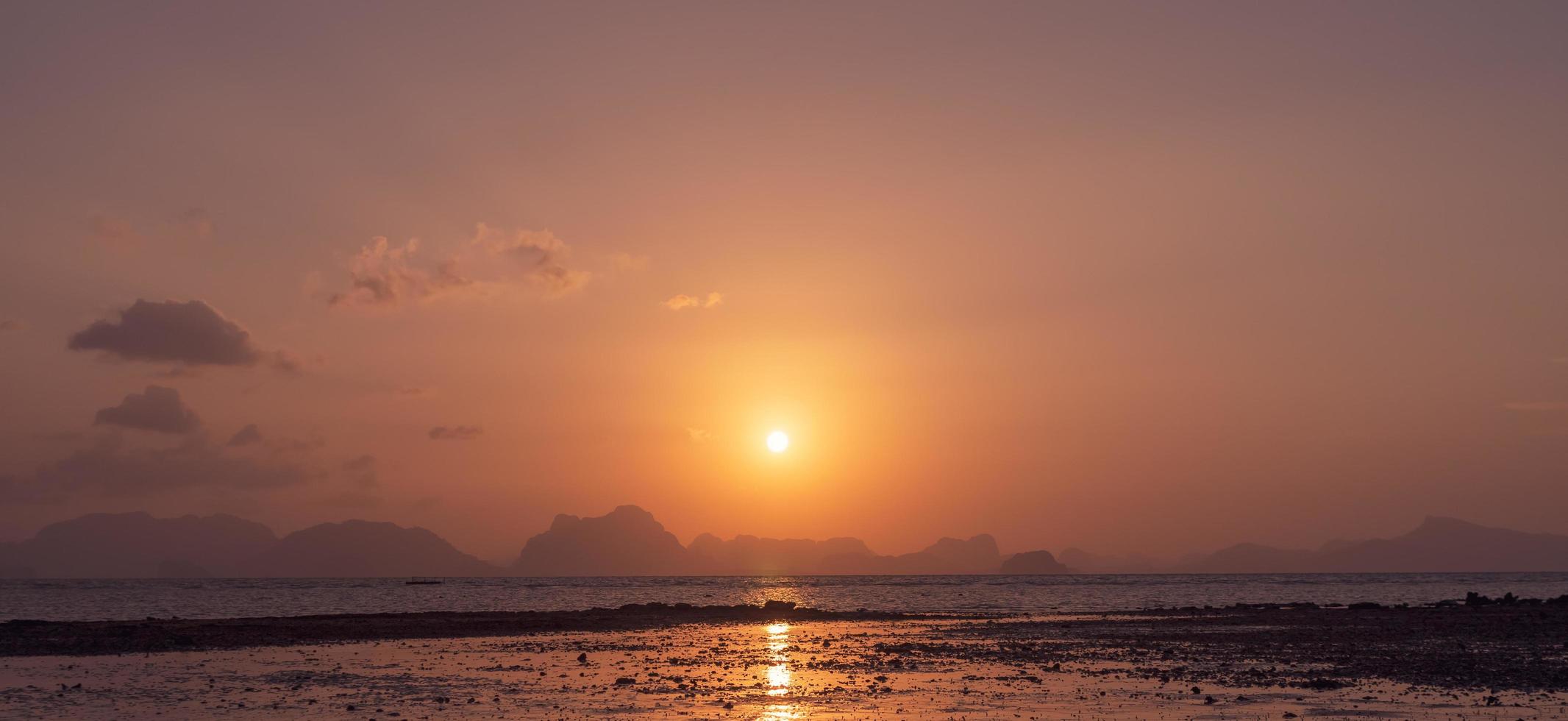 tempo del cielo di tramonto della spiaggia pulita della natura tropicale con il fondo di luce solare. foto
