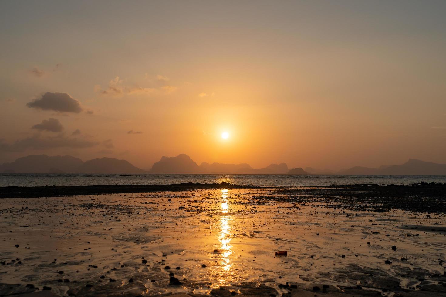 tempo del cielo di tramonto della spiaggia pulita della natura tropicale con il fondo di luce solare. foto