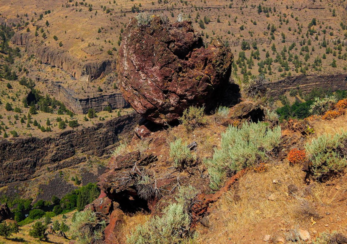 masso del canyon - canyon del fiume deschutes - vicino a terrebonne, o foto
