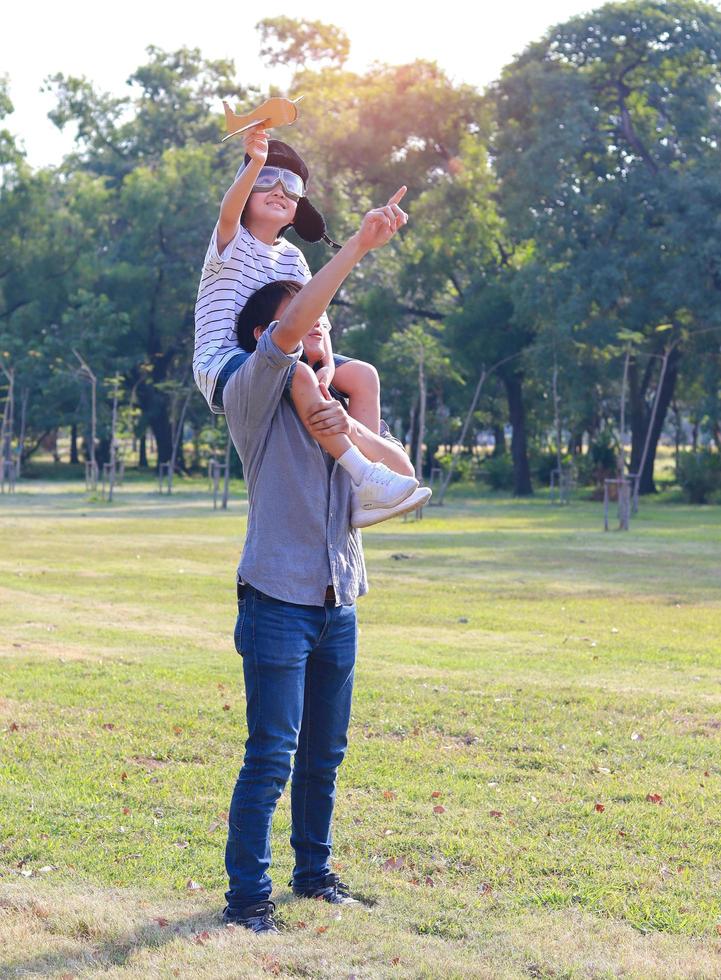 carino padre e figlio felici nel parco foto