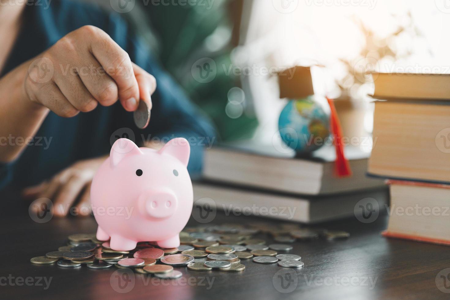 mano mettendo monete nel un' porcellino banca. concetto di Salvataggio i soldi per un' Borsa di studio per studia all'estero a un' Università livello. finanziario pianificazione contabilità idee per futuro formazione scolastica. foto