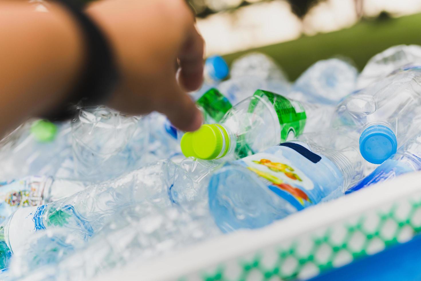 mano mettere plastica bottiglie nel per riciclare spazzatura. foto